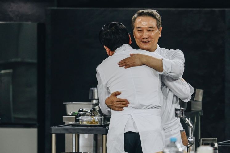 넷플릭스 예능 ‘흑백요리사2’의 한 장면. 팀 경연에서 경력과 권위를 앞세우기보다 후배들과 역할을 나누고 묵묵히 힘을 보태는 모습은 방송 이후 이른바 ‘덕죽적 사고’로 화제를 모았다. 넷플릭스
