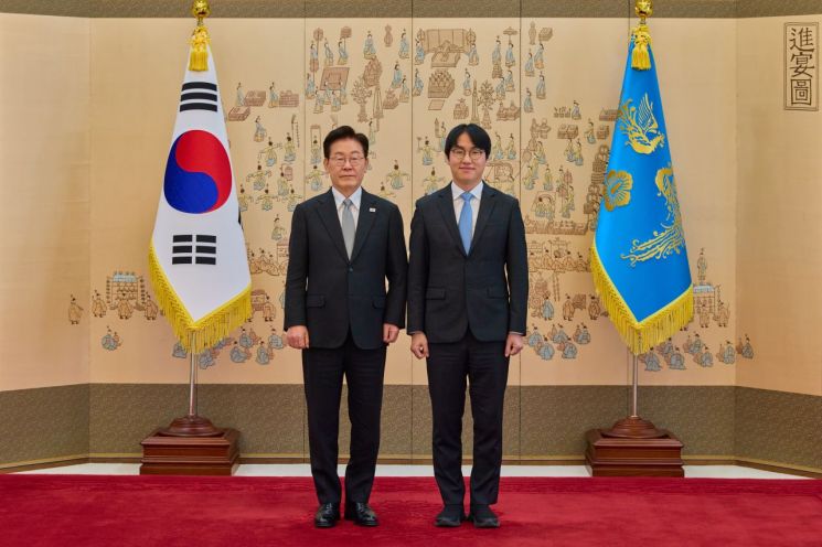 이재명 대통령이 30일 청와대에서 하정우 국가인공지능전략위원회 부위원장에게 위촉장을 수여한 뒤 기념촬영을 하고 있다. 2026.10.30 연합뉴스