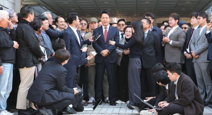 오세훈 서울시장이 23일 서울 서초구 서울고법에서 열린 '명태균 여론조사 대납 의혹 사건' 항소심 선고 공판 뒤 무죄 판결과 관련해 입장을 밝히고 있다. 연합뉴스