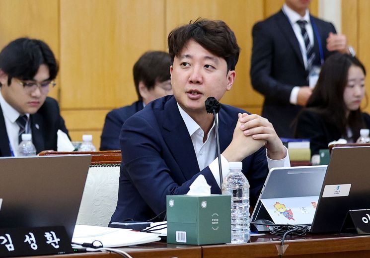 개혁신당 이준석 의원이 10월16일 한국은행 대구경북본부본부에서 열린 국회 재정경제기획위원회 국정감사에서 질의하고 있다. 연합뉴스