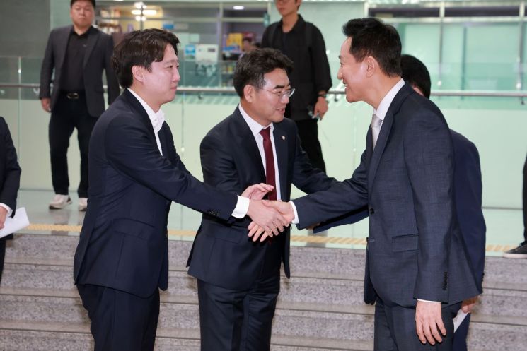 오세훈 서울시장과 개혁신당 이준석 의원이 10월7일 국회 의원회관에서 열린 수도권주거혁신포럼 세미나에 참석해 인사하고 있다. 연합뉴스