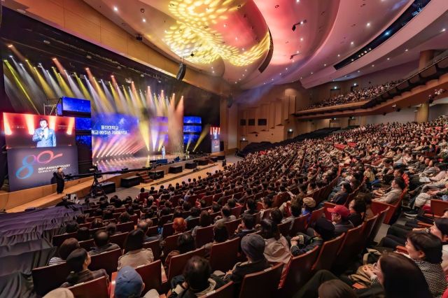 동아대가 지난 29일 부산 해운대구 벡스코 오디토리움에서 '시대를 깨우고 미래를 열다' 주제 개교 80주년 기념음악회를 개최하고 있다. 동아대 제공