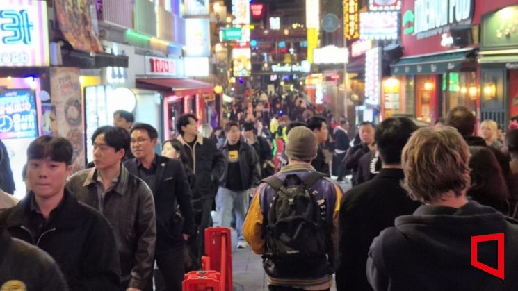 30일 오후 서울 용산구 이태원 세계음식문화거리에서 보행자들이 우측통행 지시를 따르고 있다. 오지은 기자