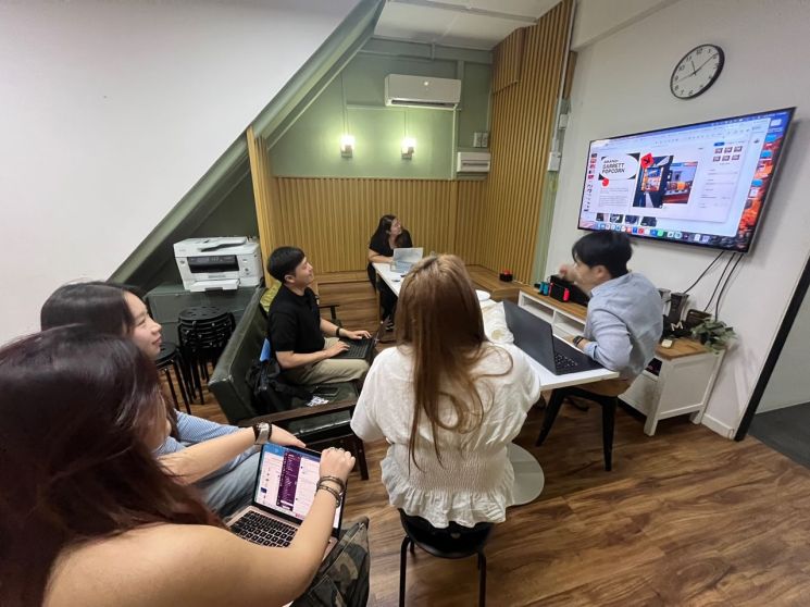 김선우 나빅 대표(왼쪽 세번째)가 프로토콜 관계자와 미팅을 갖고 기업설명을 하고 있다. 안산시 제공
