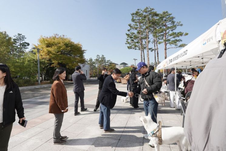 신상진 성남시장이 31일 성남시청 광장에서 열린 '2026 성남시 반려동물 페스티벌' 체험부스를 둘러보며 시민과 인사를 나누고 있다. 성남시 제공