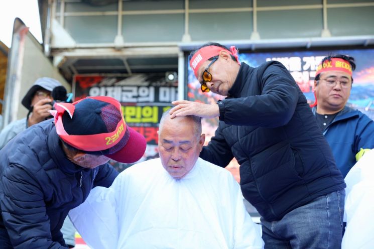 27일 오후 서울 여의도 국회 정문 앞에서 인구감소지역 지정 제외와 지방우대지수 2권역 분류에 항의하는 인제군민들의 규탄 대회가 열려 최상기 군수가 삭발하고 있다. 2026.10.27 연합뉴스
