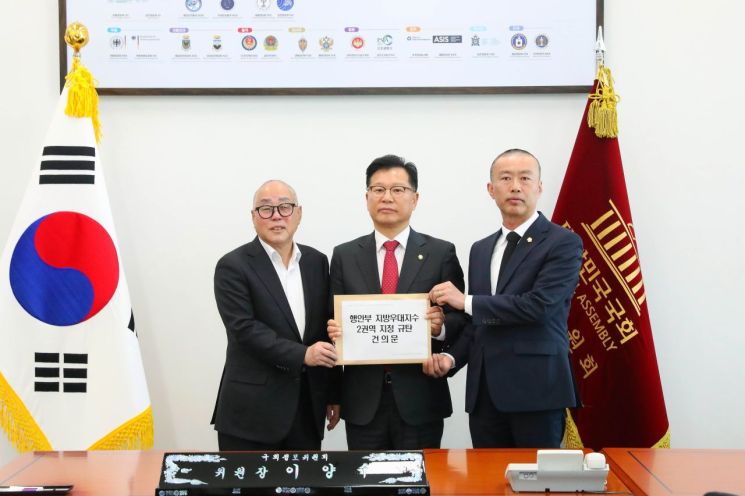 28일 오후 서울 여의도 국회 본관 계단에서 인구감소지역 지정 제외와 지방우대지수 2권역 분류에 항의하는 인제군민들의 규탄 대회가 끝난 뒤 최상기 군수(왼쪽)와 김도형 인제군의장(오른쪽)이 이양수 국회의원에게 규탄 건의문을 전달하고 있다. 2026.10.28 연합뉴스