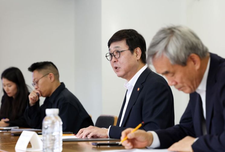 최휘영 문화체육관광부 장관이 30일 서울 종로구 국립현대미술관 서울관에서 열린 '문화예술정책자문위원회 미술 분과 3차 회의'에서 발언하고 있다. 문화체육관광부