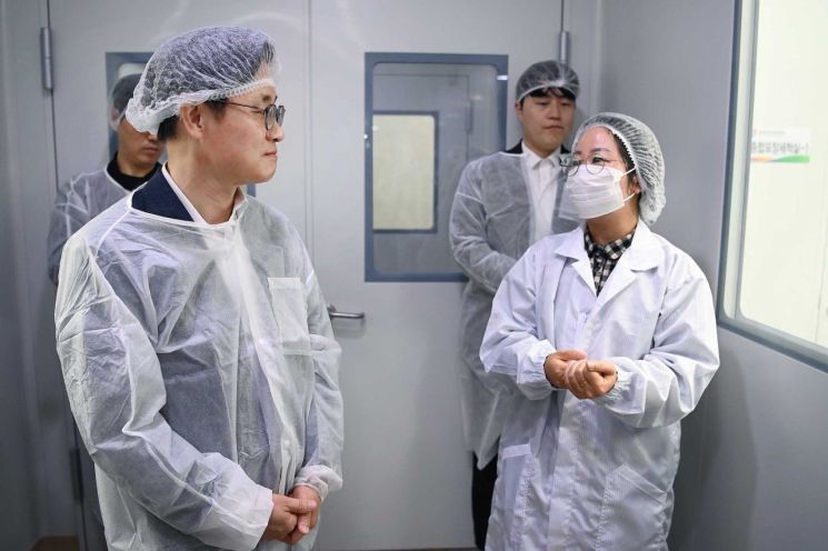 김정관 산업통상부 장관이 10월14일 강원도 춘천시 춘천바이오산업진흥원을 방문해 관계자로부터 운영현황 및 애로사항을 청취하고 있다.산업통상부