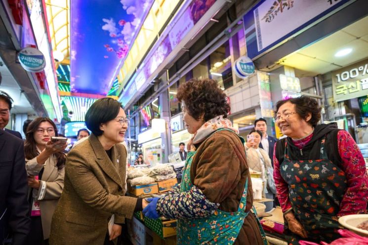 제2회 코리아 그랜드 페스티벌 개막식이 열리는 경북 안동을 찾은 한성숙 국무총리가 31일 안동구시장에서 상인들을 격려하고 있다. 2026.10.31 한 총리 페이스북