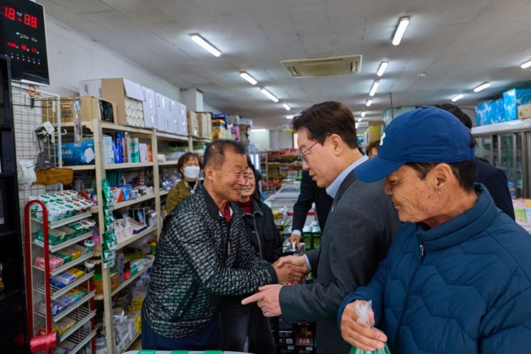 이재명 대통령이 31일 경북 청송군 진보면을 찾아 농어촌 기본소득 현장을 점검했다고 청와대가 밝혔다. 2026.10.31 연합뉴스