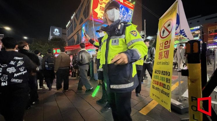 31일 오후 11시께 서울 용산구 이태원에서 경찰이 핼러윈 인파의 골목 진입을 통제하고 있다. 진입 통제 안내판이 설치된 가운데 경찰관들이 시민들의 이동을 유도하고 있다. 박호수 기자