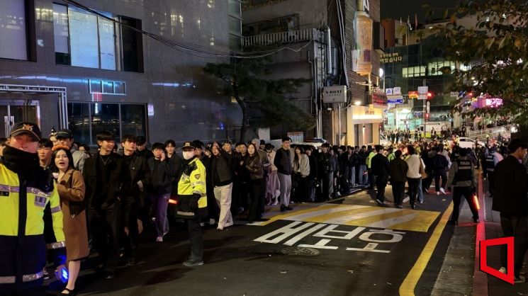 31일 서울 용산구 이태원에서 핼러윈을 즐기려는 시민들이 골목 진입을 위해 길게 줄을 선 채 경찰의 안내를 기다리고 있다. 대기 행렬은 골목 입구부터 지하철역 출입구 인근까지 이어졌다. 박호수 기자