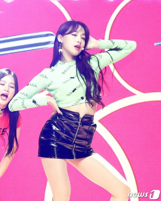 네이처 새봄, 가죽 초미니 입고 '심쿵 윙크'