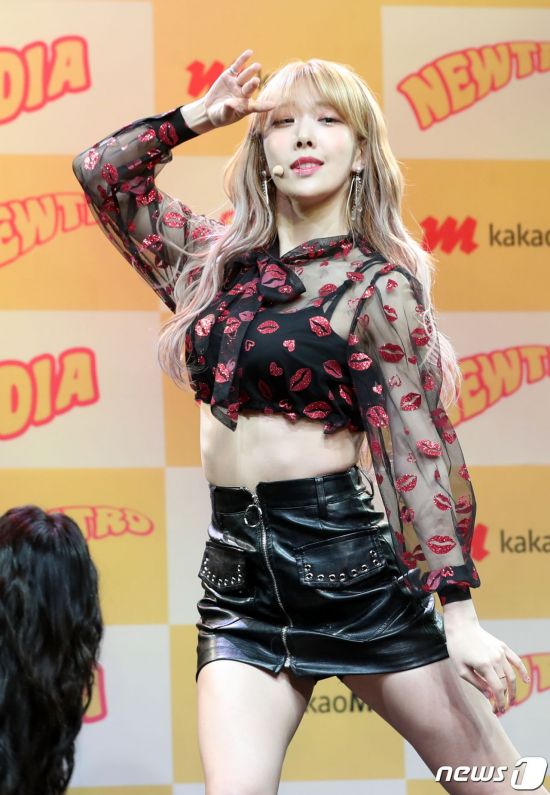 다이아 유니스, 망사의상에 아찔한 가죽 초미니