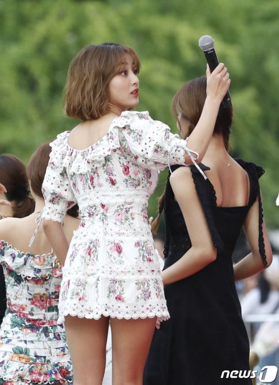 지효, 산뜻한 꽃무늬 초미니 입고 외출