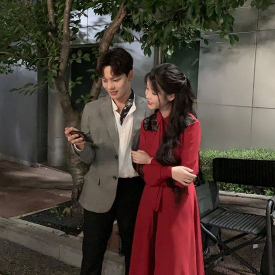 구찬성 역의 여진구와 장만월 역의 아이유.