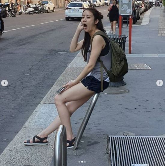 강소라 유럽 배낭여행 中…하품 해도 돋보이는 각선미