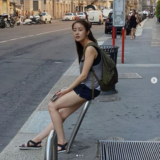 강소라 유럽 배낭여행 中…하품 해도 돋보이는 각선미