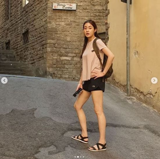 강소라 유럽 배낭여행 中…하품 해도 돋보이는 각선미