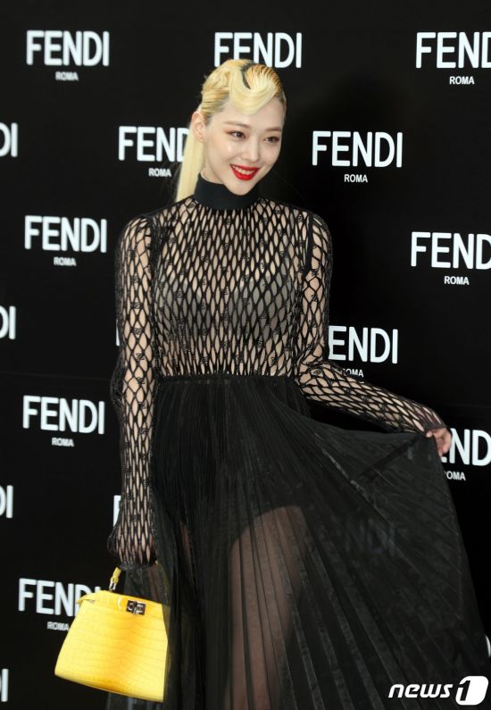'오늘은 NO브라 아님!' 설리, 파격 란제리룩