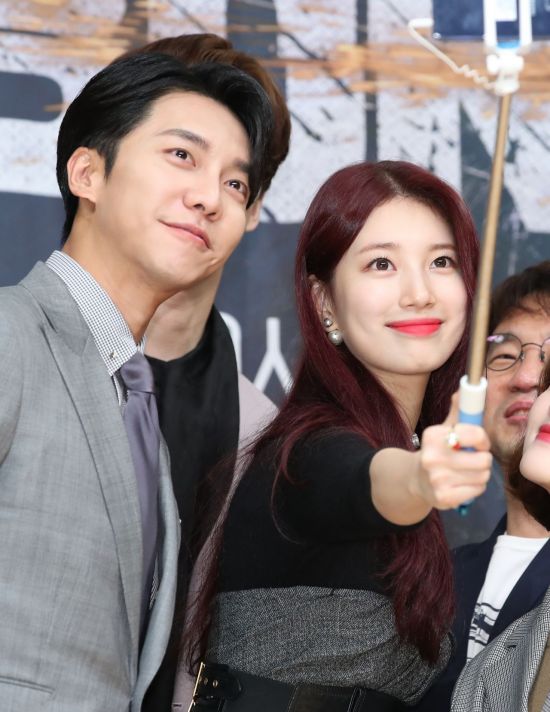'뭔가 어색?' 이승기와 드라마찍는 수지 최근 모습