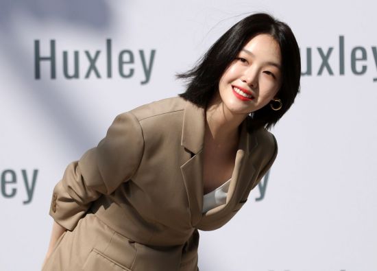 방민아, 바지는 입은건가? 하의실종 대명사.jpg