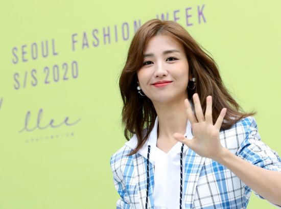 배우 박하선이 18일 서울 중구 동대문디자인플라자(DDP)에서 열린 '2020 S/S 서울패션위크(2020 S/S Seoul Fashion Week)' 엘엘이이(LLEE) 패션쇼 컬렉션에 참석하고 있다.