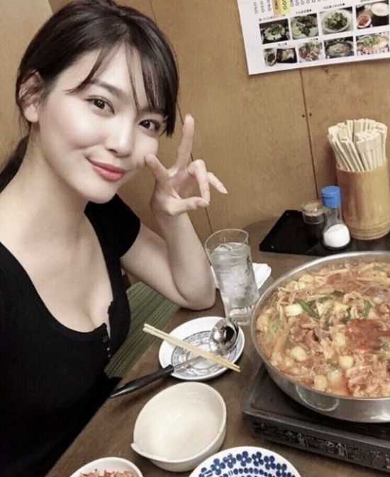 한국식품에 빠진 일본모델누나