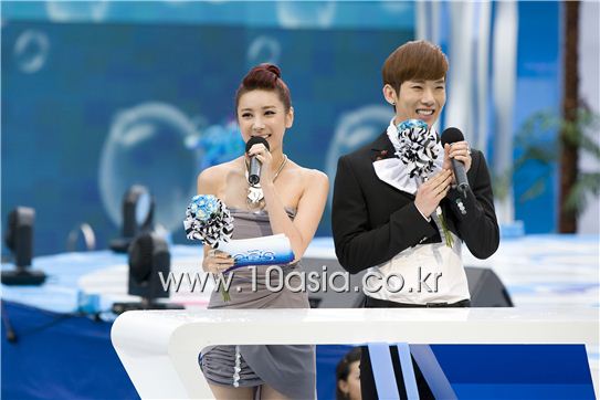 Female solo singer Seo In-young and boy band 2AM leader Jo Kwon emcee the 4th annual cable music channel Mnet's "20's Choice" ceremony held at the River Park pool of the Sheraton Grande Walkerhill hotel in Seoul, South Korea on August 26, 2010. [Lee Jin-hyuk/10Asia]