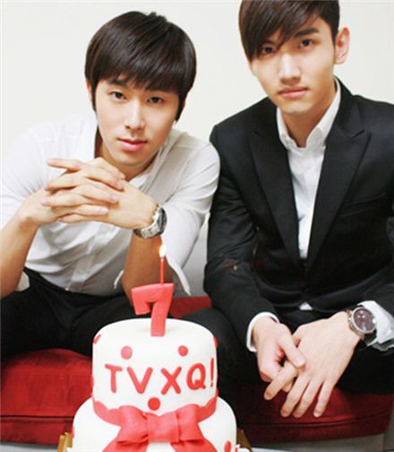 TVXQ member U-Know Yunho (left) and Max Changmin (right) [Official TVXQ website]