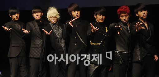 Boy band INFINITE attends the showcase for their second mini-album titled "EVOLUTION" at a CJ CGV theater in Seoul, South Korea on January 6, 2011. [Lee Ki-bum/Asia Economic Daily]