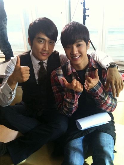 Actor Song Seung-heon and BEAST member Gi-kwang on the set of MBC's "My Princess" [Song Seung-heon's official me2day website]