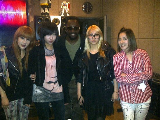 2NE1 and will.i.am (center) [will.i.am's Twitter account]