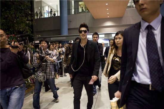 Kim Hyun-joong at Osaka's Kansai Airport on Monday, May 2, 2011 [KEYEAST]