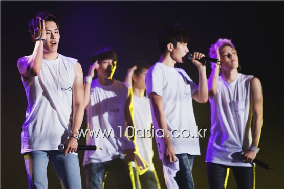 [PHOTO] INFINITE performs at fan club inauguration