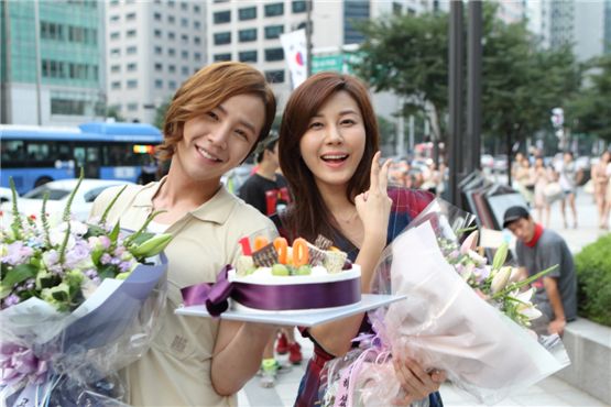 Jang Keun-suk (left) and Kim Ha-neul strike a pose after wrapping up filming of movie "You Are My Pet" in Seoul, South Korea on August 28, 2011. [Lotte Entertainment]