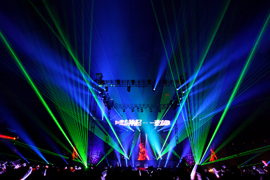 TVXQ performs at the SMTOWN concert held at the Tokyo Dome in Tokyo, Japan from September 2 to 4, 2011. [SM Entertainment]