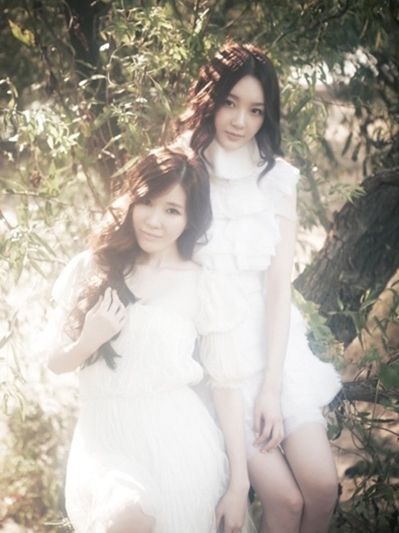 Female duo Davichi [Core Contents Media]