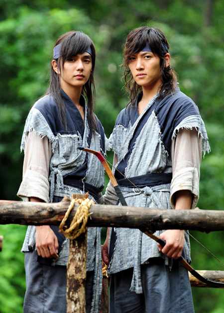 Yoo Seung-ho (left) and Ji Chang-wook (right) on the set of "The Warrior, Baek Dong-soo" [SBS]