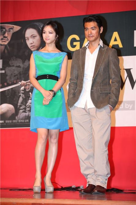 From left, actress Tang Wei and actor Takeshi Kaneshiro pose during a photocall of a press conference for film "Wu Xia" held at the ongoing 16th Busan International Film Festival in Busan, South Korea on October 9, 2011. [&Credit]