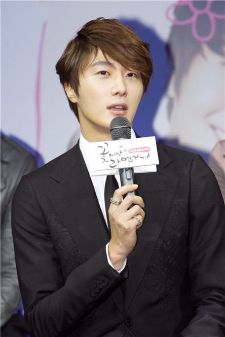 Jung Il-woo speaks during a press conference for cable channel tvN's "Cool Men, Hot Ramen" in Seoul, South Korea on October 27, 2011. [CJ E&M]