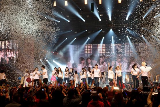 SM Entertainment artists at their "SMTOWN WORLD TOUR" concert [SM Entertainment]