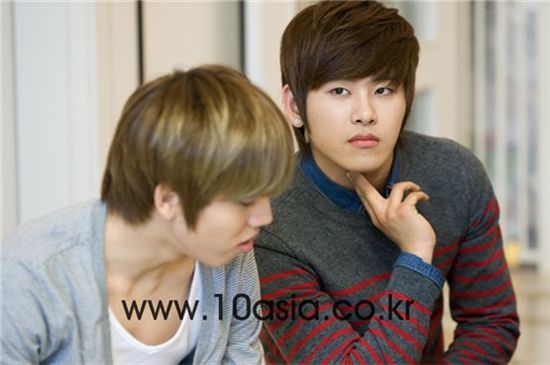 INFINITE members Dong-woo and Hoya on the set of KBS' "Saturday Freedom." [Chae Ki-won/10Asia]