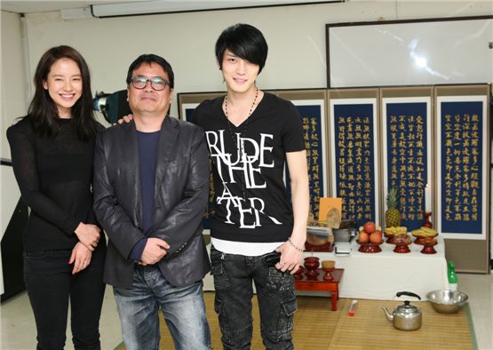 Actress Song Ji-hyo, director and JYJ member Kim Jae-joong posing at the film's ritual ceremony held in Seoul on May 9 [Lotte Entertainment]