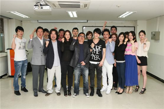 The production crew and casts of Kim Jae-joong and Song Ji-hyo's upcoming film posing together at a ritual ceremony held in Seoul on May 9. [Lotte Entertainment]