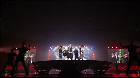 SHINee's Jonghyun (left), Key (center) and Minho (right) perform at "SMTOWN LIVE WORLD TOUR III" held at the Tokyo Dome in Tokyo, Japan between August 4 and 5, 2012. [SM Entertainment]