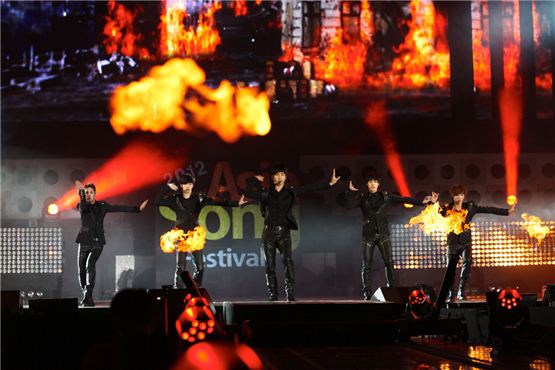 MBLAQ members Seung-ho (left), Cheon-dung (second to left), G.O. (center), Mir (second to right) and Lee Joon (right) dance to synchronized choreography at the 2012 Asia Song Festival held during The Expo 2012 Yeosu Korea in Jeolla Province on August 4, 2012. [KOFICE]