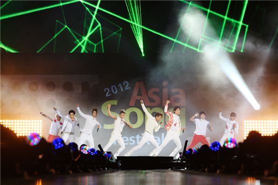 ZE:A members Kim Tae-hun (left), Jung Hee-cheol (second to left), Kevin (third to left), Kim Dong-jun(fourth to left), Ha Min-woo (fourth fo right), Park Hyung-sik (third to right), Siwan (second to right) and  Hwang Kwang-hee (right) dance to synchronized choreography at the 2012 Asia Song Festival during The Expo 2012 Yeosu Korea in Jeolla Province on August 4, 2012. [KOFICE]