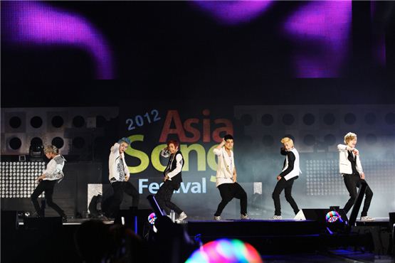 Teen Top members L.Joe (left), Ricky (second to left), Changjo (third to left), C.A.P (third to right) Chunji (second to right), and Niel (right) dance in front of K-pop fans at the 2012 Asia Song Festival held during The Expo 2012 Yeosu Korea in Jeolla Province on August 4, 2012. [KOFICE]